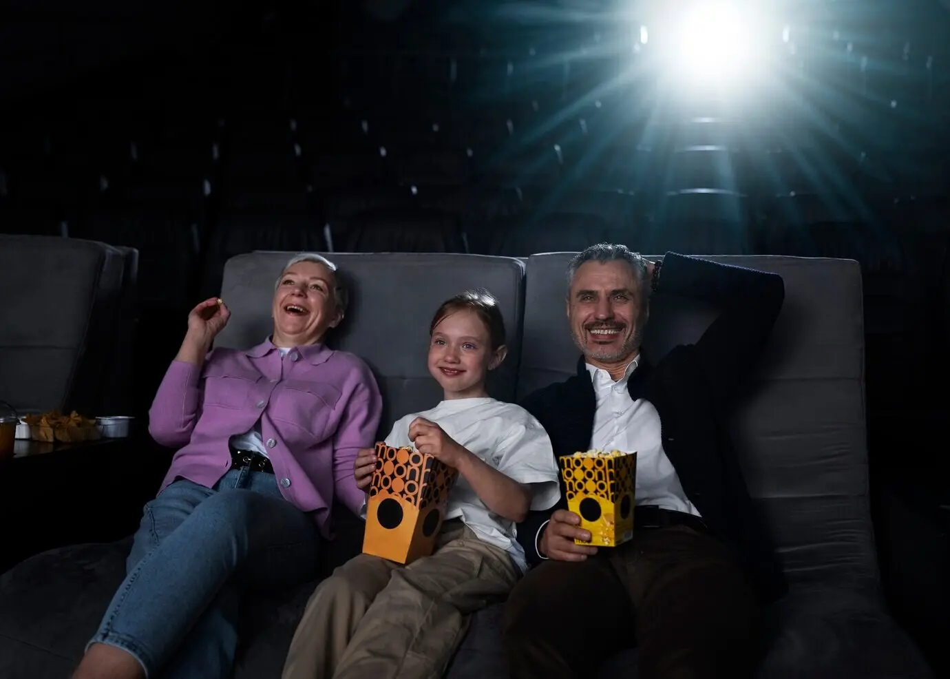 Клиент в затемненной VIP-киностудии